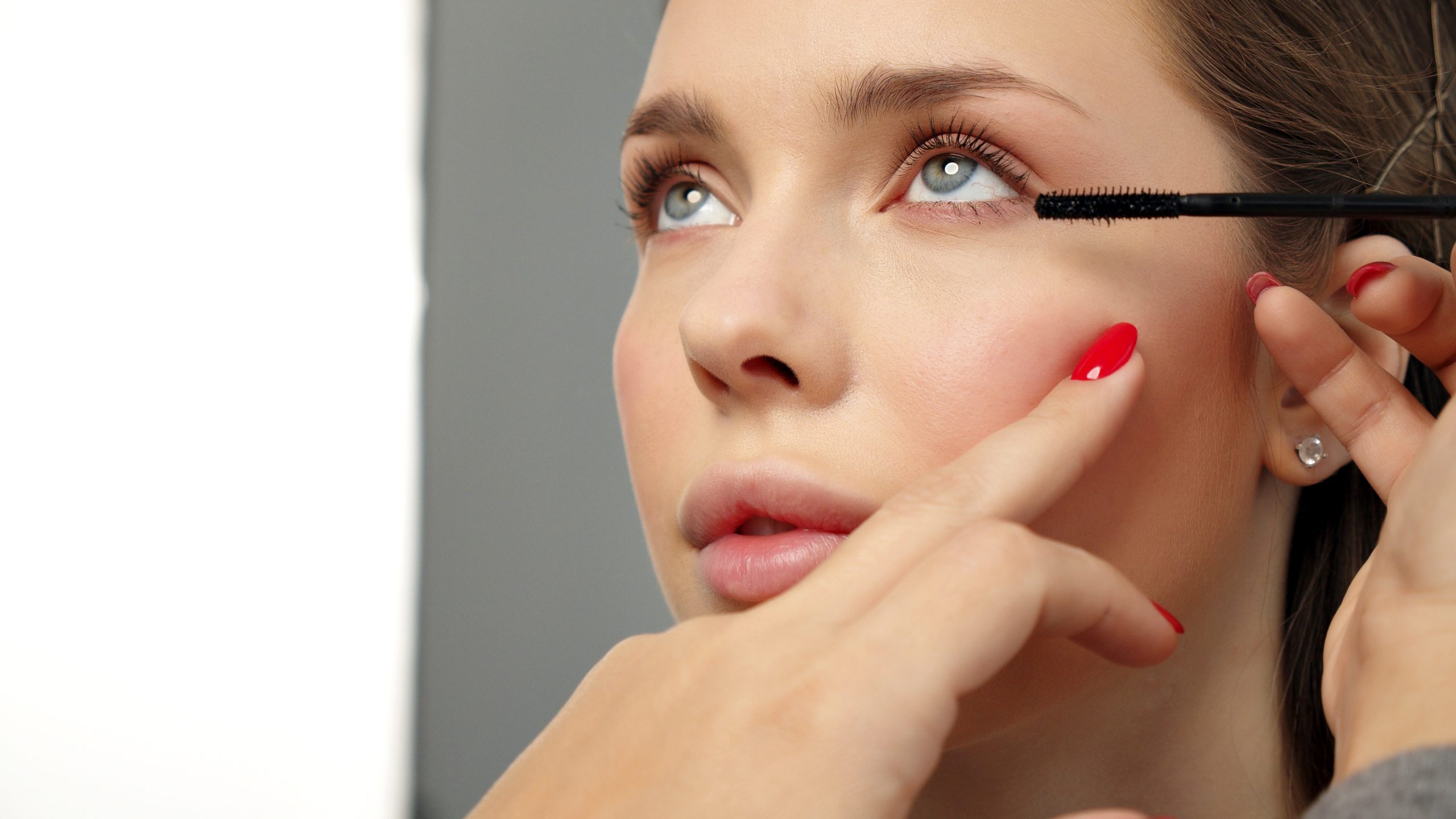 chica aplicando mascara